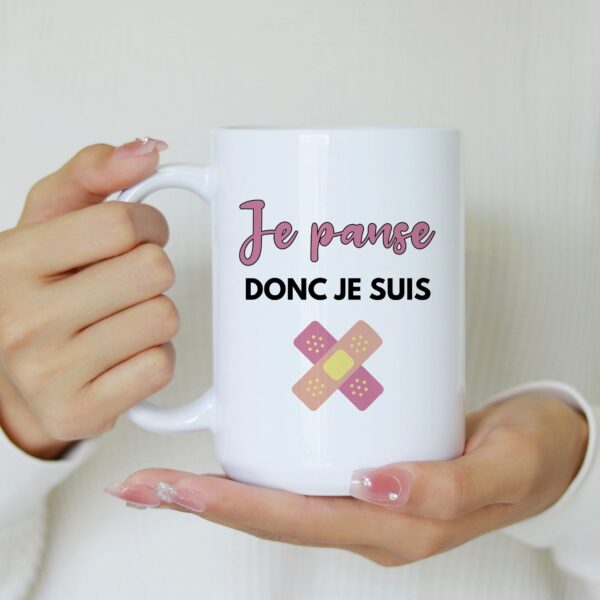 Mug Infirmière Je panse donc je suis – Image 3