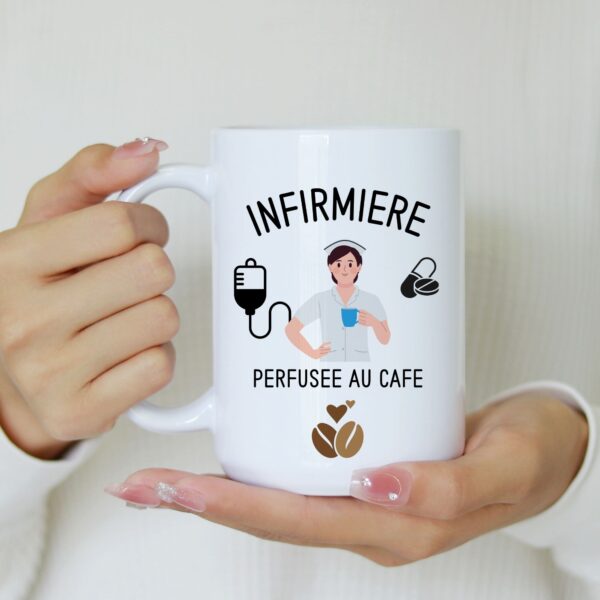 Mug Infirmière perfusée au café – Image 3